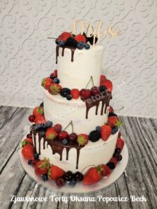 tort weselny drip-cake i owoce